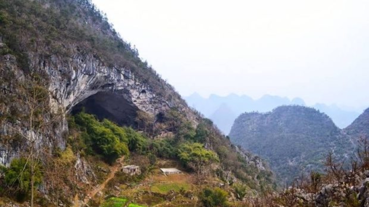 ۇڭگىردە ورنالاسقان، جۇزدەگەن تۇرعىنى، مەكتەبى مەن باسكەتبول الاڭى بار اۋىل