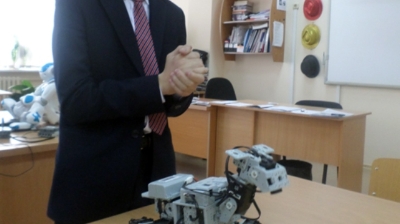 Semeıde mektep oqýshysy nashar kóretin adamdar úshin kómekshi robot qurastyrdy (FOTO)