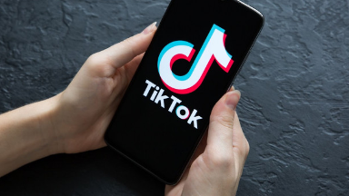 TikTok jasóspirimderdiń qaýipsizdigin kúsheıtý úshin jańa fýnksıalardy iske qosady