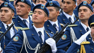 Jeńistiń 80 jyldyǵyna arnalǵan áskerı parad – erlik pen qýatty armıanyń aıqyn kórinisi
