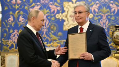 Pýtın prezıdent Toqaevqa ákesi Kemel Toqaevtyń marapattaý paraǵyn tabystady