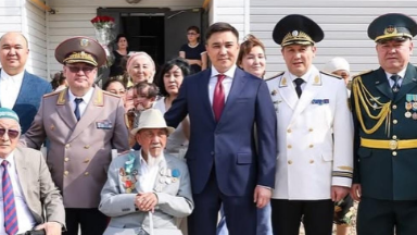 Шымкент әкімі Жеңістің 80 жылдығына орай қос ардагерге көлік табыстады