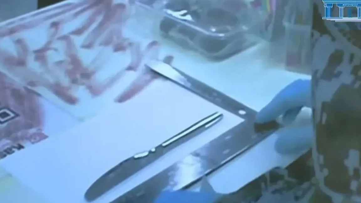 شەرزات ءىسى: مارقۇمنىڭ اكەسىنىڭ قولىنداعى پىشاق سوتتا كورسەتىلدى