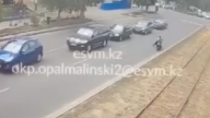 الماتىدا موپەد ايداپ قاشقان كۇدىكتى پوليسەيدى سۇيرەپ اكەتتى، ءبىراق الىسقا ۇزاي المادى
