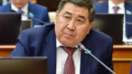 Ermurat Bápı Toqaev saıasatyn maqtap maqala jazdy, biraq ótkir máselelerdi aınalyp ótti