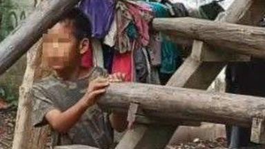 تايلاندتا بىرنەشە جىل بويى يتتەرمەن بىرگە ءومىر سۇرگەن بالا تابىلدى
