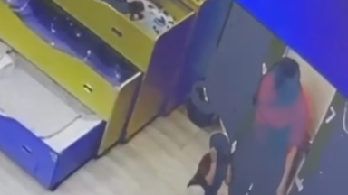 Astanada balabaqshada balany urǵan tárbıeshi bas bostandyǵynan aıyrylmady