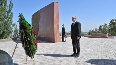 Президент Қырғызстандағы «Ата бейіт» кешеніне зиярат етті