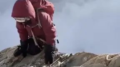 Taýda ajal qushqan áıeldiń denesi kelesi kóktemge deıin bıikte qalatyn boldy