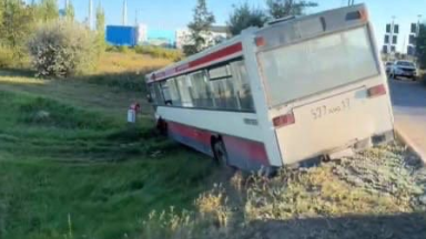 Astanada avtobýs jol jıeginen shyǵyp ketip, apatqa ushyrady