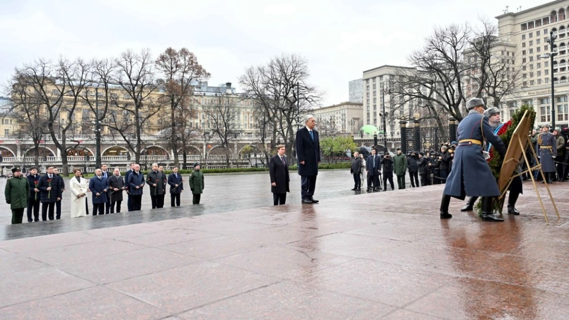 Президент Тоқаевтың Ресей сапары: Мәскеудегі «Белгісіз жауынгер бейіті» мемориалына гүл шоғын қойды