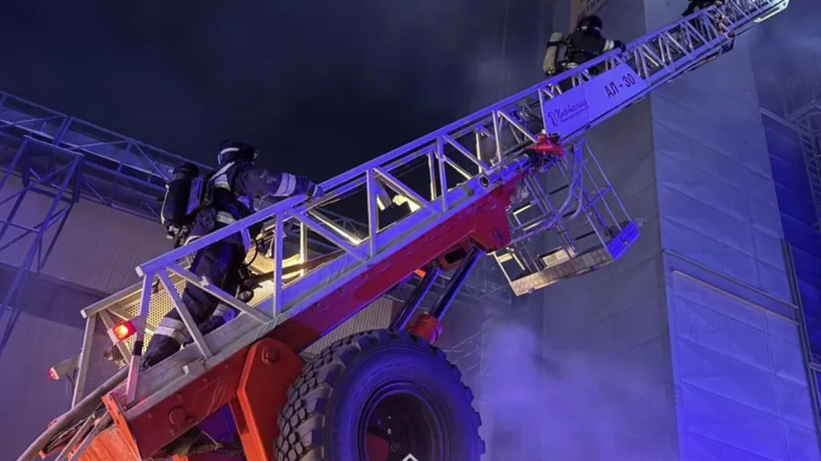 "Мұз қатқан техника мен киім": СҚО-да қатты аязға қарамастан өрт сөндірушілер кәсіпорынды сақтап қалды