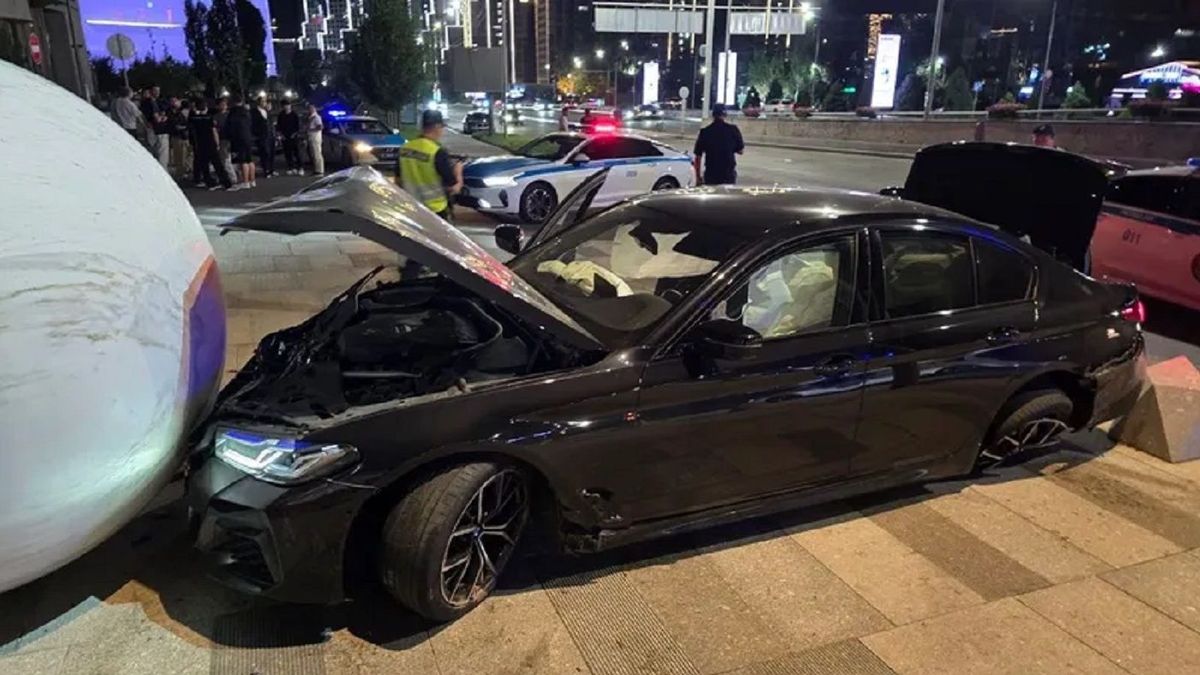 Алматыда BMW көлігі мұражай маңындағы алып шарға соғылды: екі адам зардап шекті