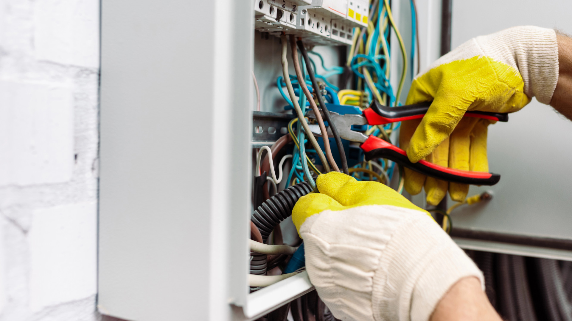 Almaty to Cut Electricity Only to Debtors in Apartment Buildings: New Rules