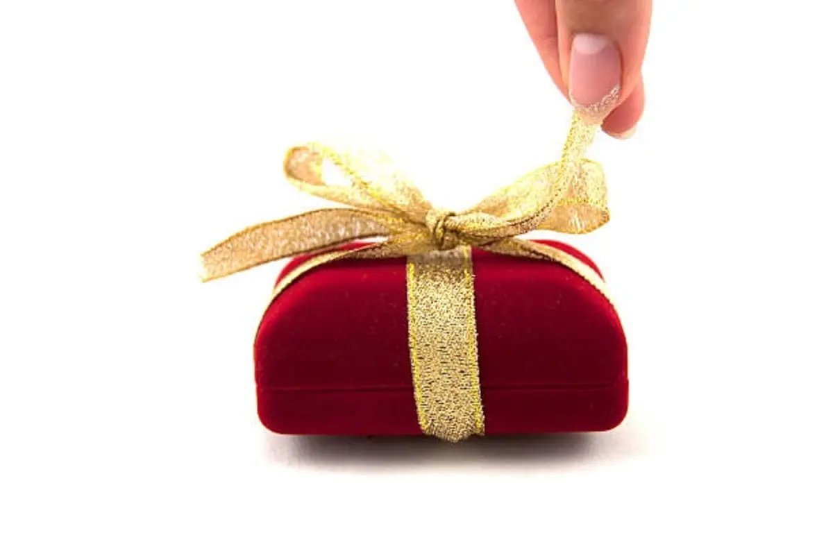 Earrings Worth 700,000 Tenge Break on Anniversary Day: Mangystau Woman Gets Refund After Consumer Complaint