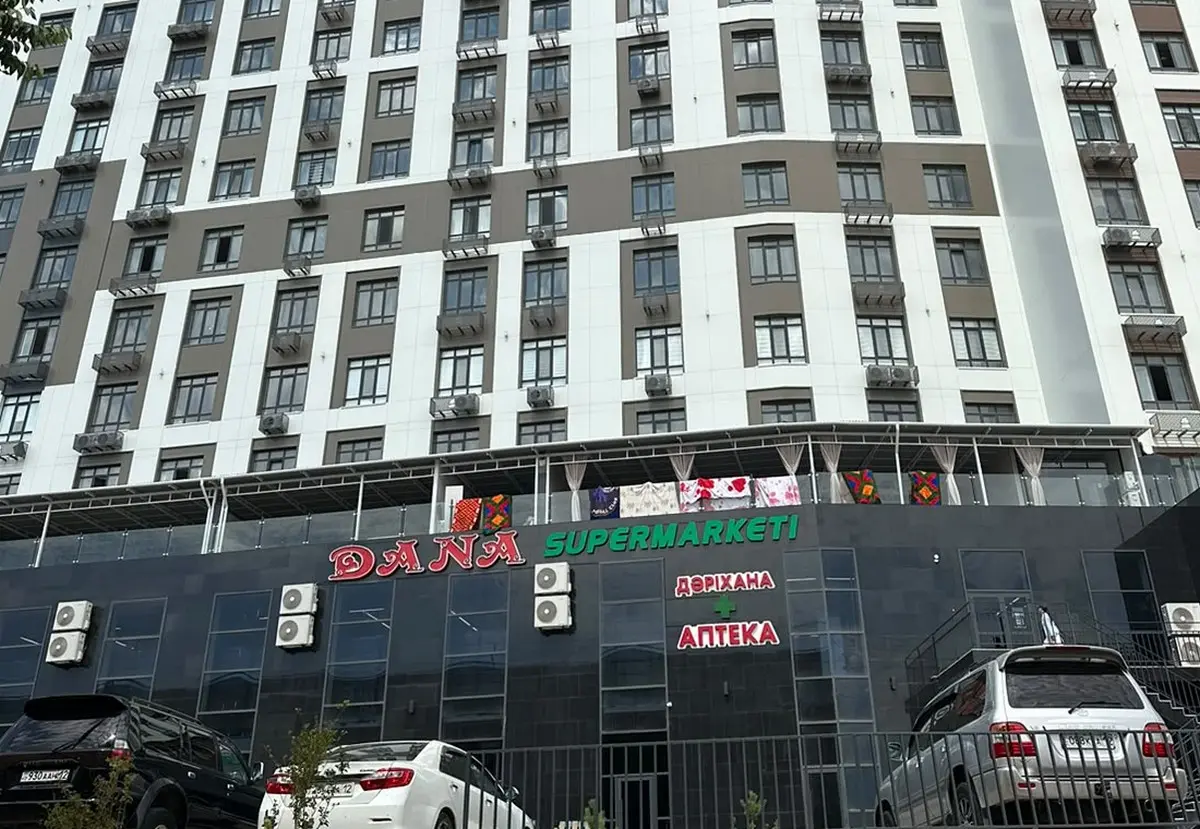 不是阳台是晾衣架:阿克套高档住宅楼晾晒衣物引游客惊讶