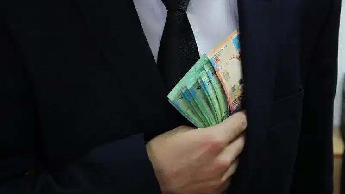 В Уральске чиновника осудили за мошенничество