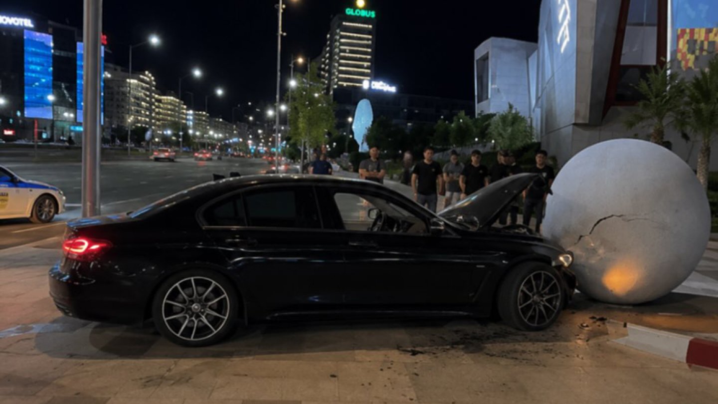 Алматыда тағы бір жүйткізгіш: BMW музей алдындағы арт-сфераны соқты