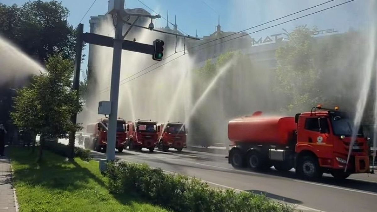 +42 градусқа дейін: Алматы төтенше ыстықпен қалай күресуде