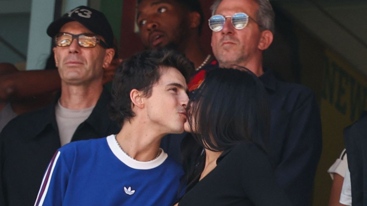 Photo of Kylie Jenner and Timothée Chalamet's Kiss at World Cup Final Goes Viral