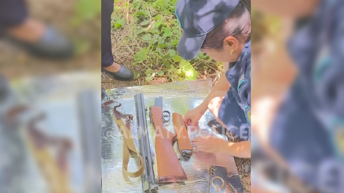 Almatı'da nehir kenarında yürüyüş yapan adam silaha benzeyen nesnelerle dolu çanta buldu (video)