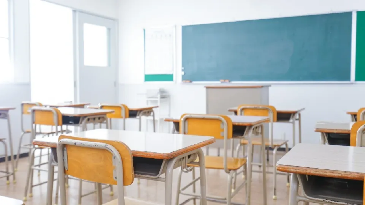 哈萨克斯坦一乡村学校维修四年未完工,学生被迫在政府楼上课