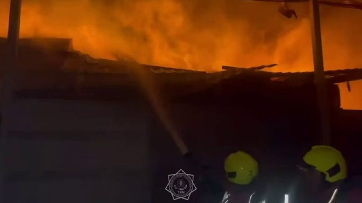 Угроза перехода огня: пожар в частном секторе тушили в Алматы