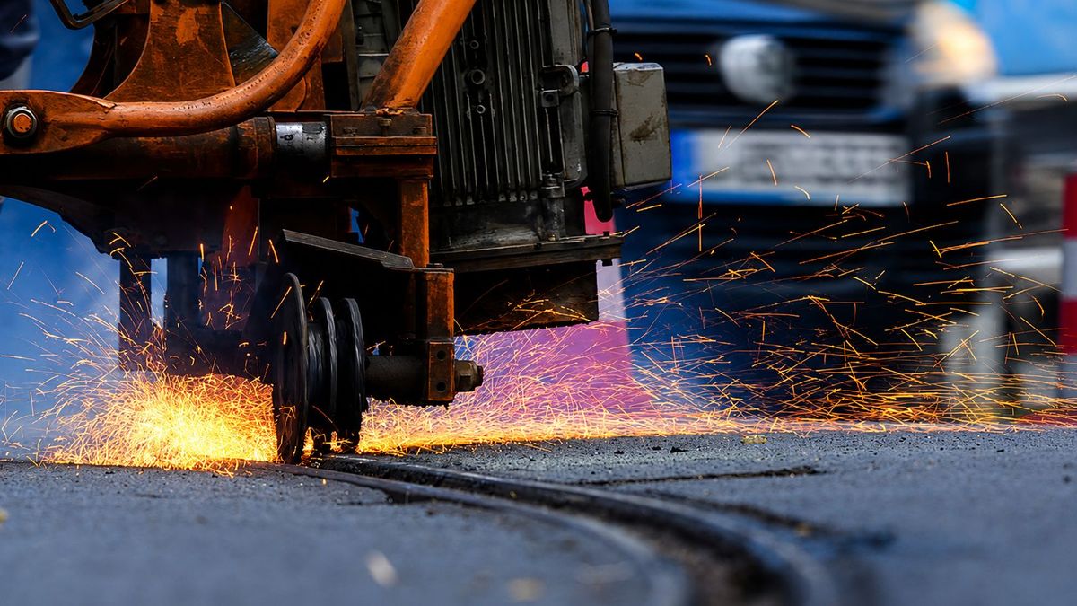 Almaty Introduces Reversible Traffic on Zhandosov Street for Road Repairs