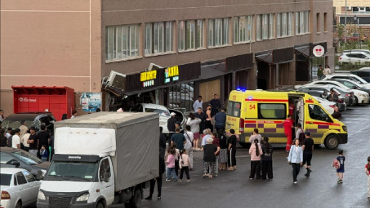 Hyundai Driver Crashes into Vegetable Boutique in Astana, Injuring 15-Year-Old Girl