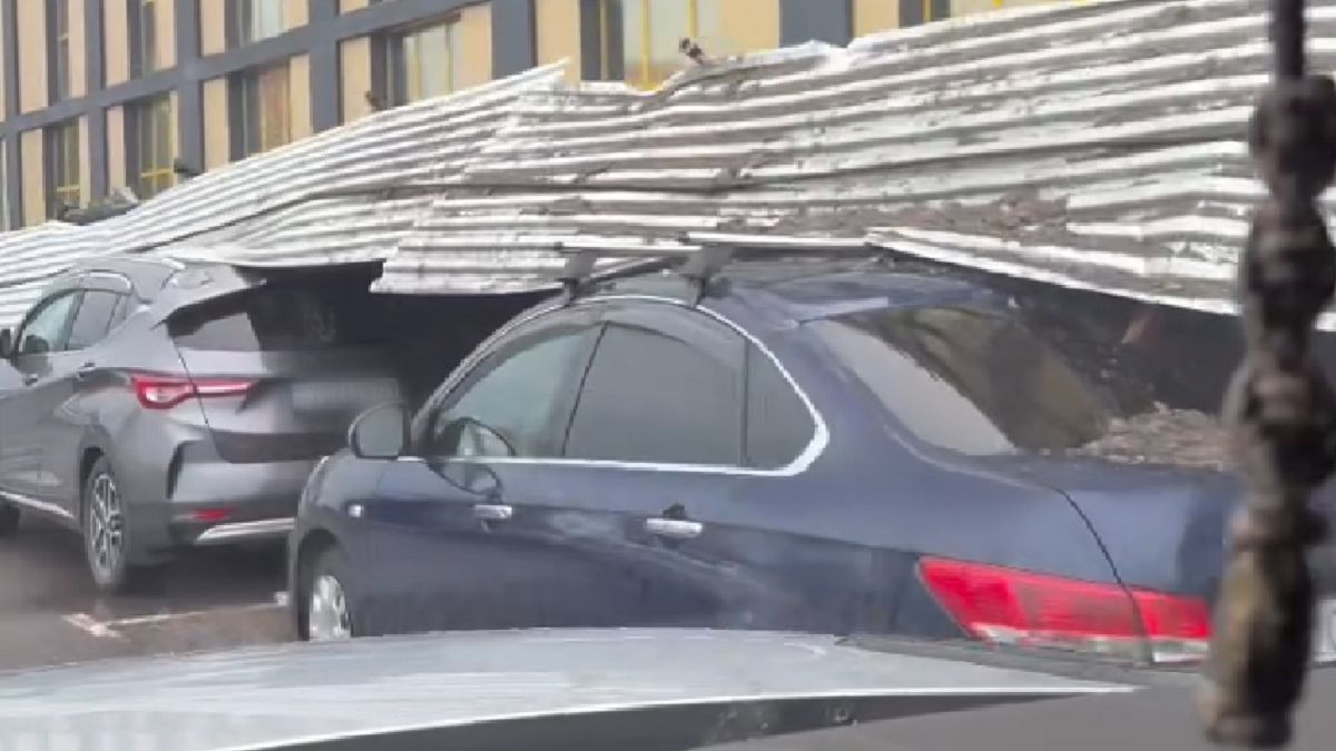 Strong winds topple fence onto cars in Astana, police investigating (video)