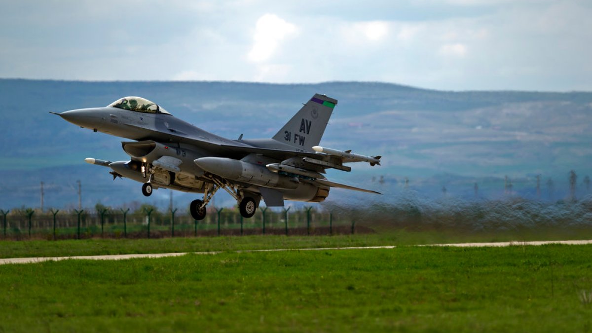 Румыниялық F-16 ұшағы ресейлік дронды атып түсірді