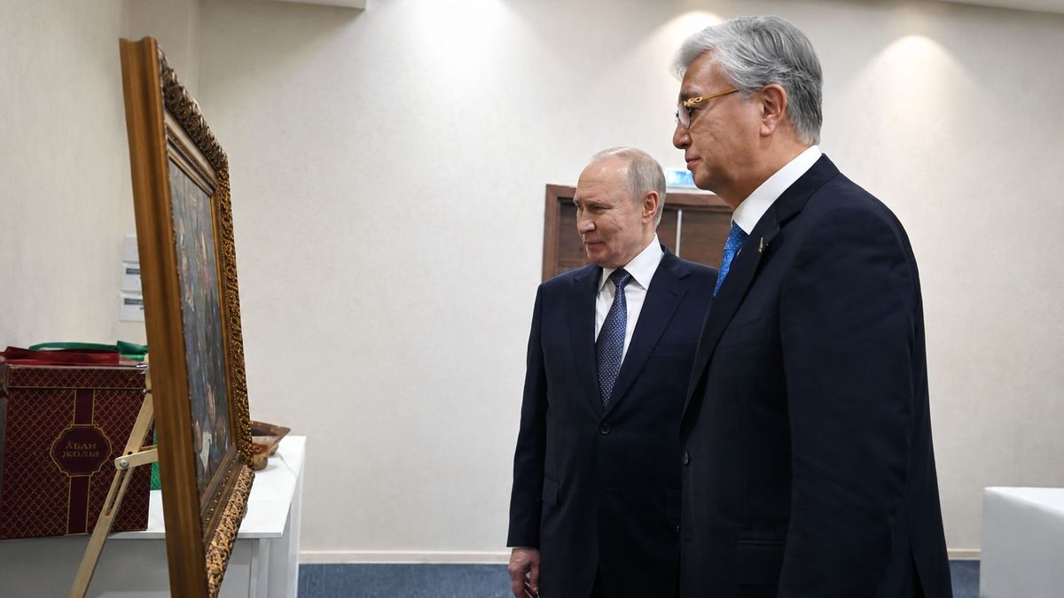Қасым-Жомарт Тоқаев Владимир Путинге Уәлиханов пен Достоевский бейнеленген сурет сыйлады