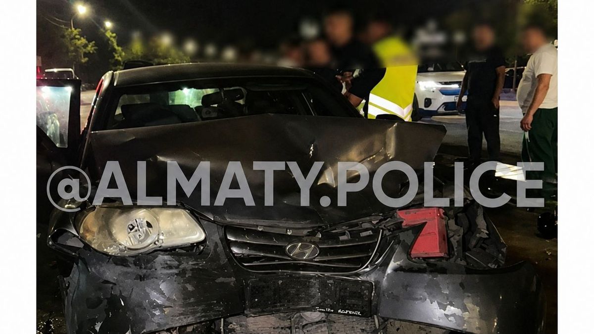 После столкновения автомобиль вынесло на бордюр в Алматы, пострадали два человека