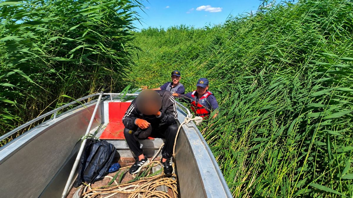 Спасатели вытащили из воды пьяного мужчину на озере в Акмолинской области
