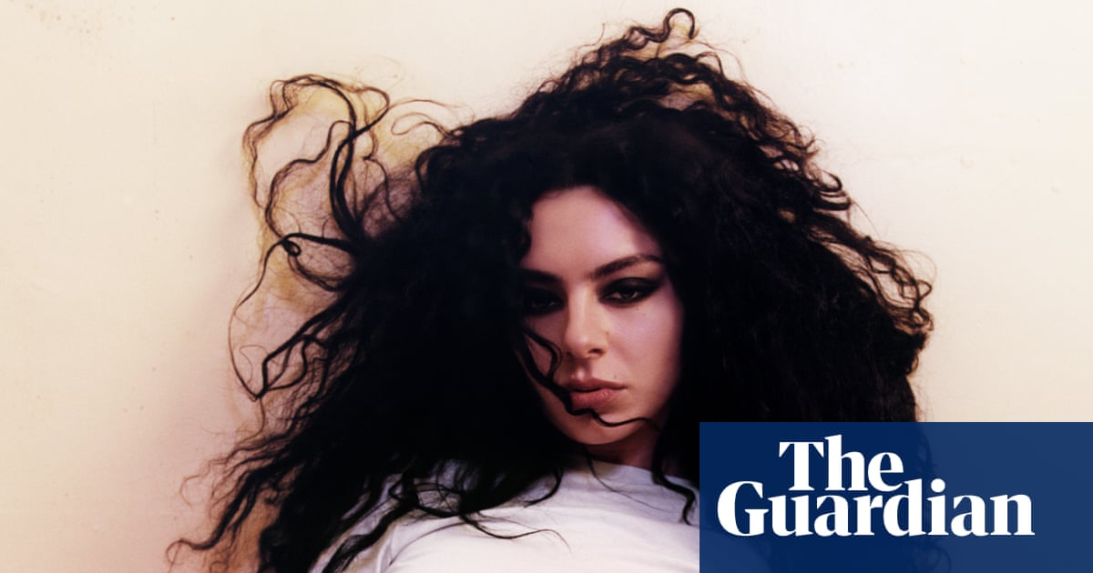 Charli XCX портреті Ұлттық портрет галереясының қорына қосылды