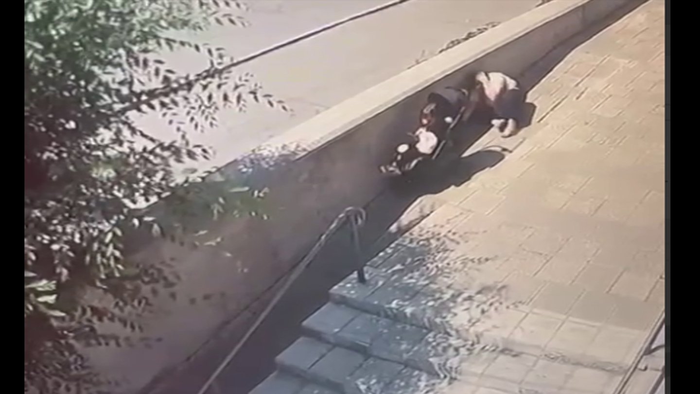 Павлодарда бала арбасымен келе жатқан әйелге мұз кесегі құлады