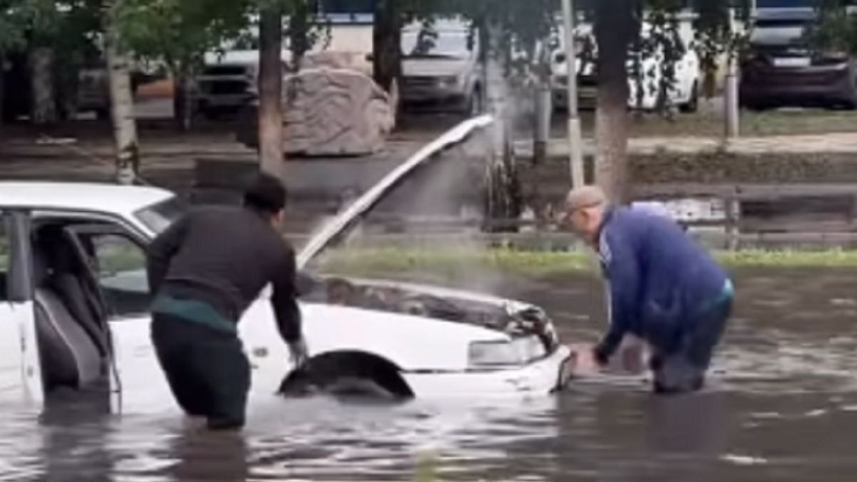 Өскемен көшелерін қатты нөсер су басты: көліктер зардап шекті