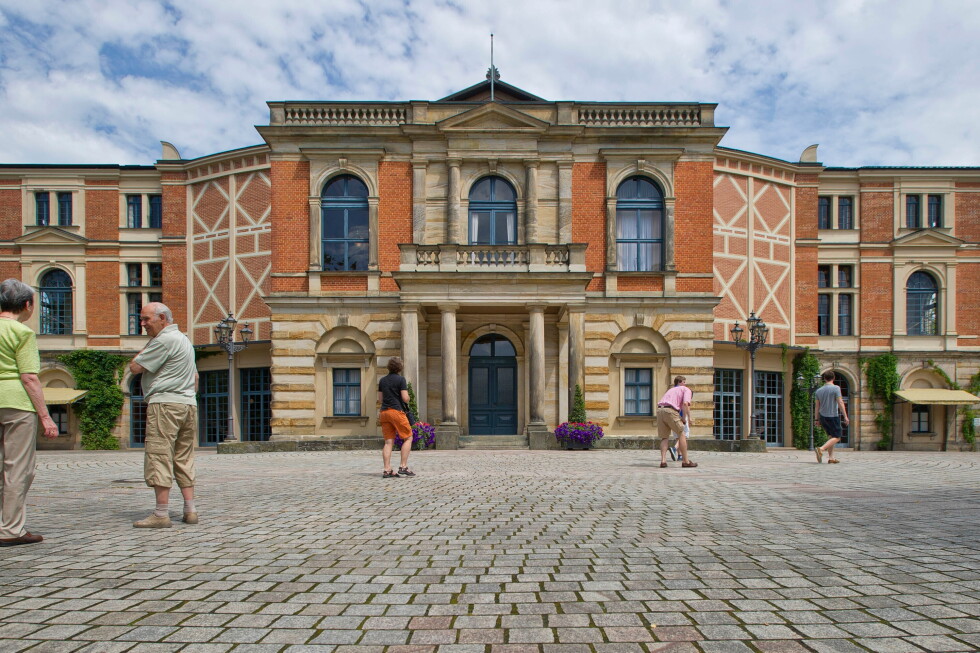 Bayreuth Wagner Festival: AI staging experiment draws boos from audience