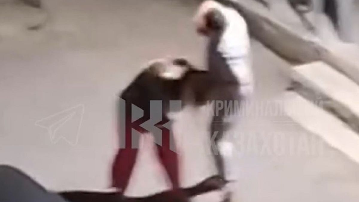 Atırau'da koca, karısını evin bahçesinde dövdü - video