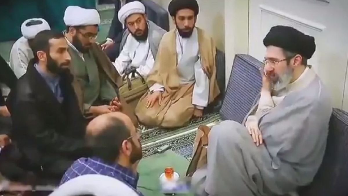 Иранда бес айдан кейін алғашқы видео: Моджтаба Хаменеи көрсетілді