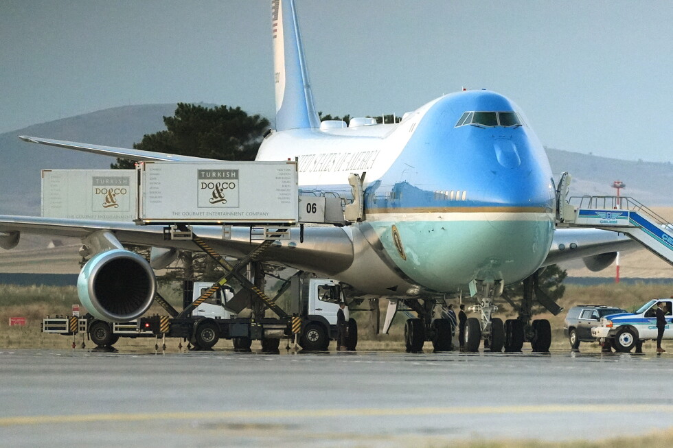 Трамп Түркиядан Air Force One-да емес, жасырын ұшақпен ұшып кеткен