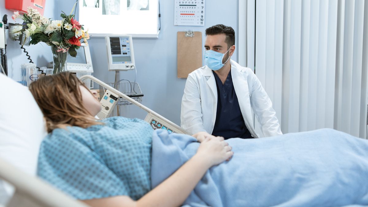 Алматыда дәрігерлер 9-қабаттан құлаған әйелді аман алып қалды