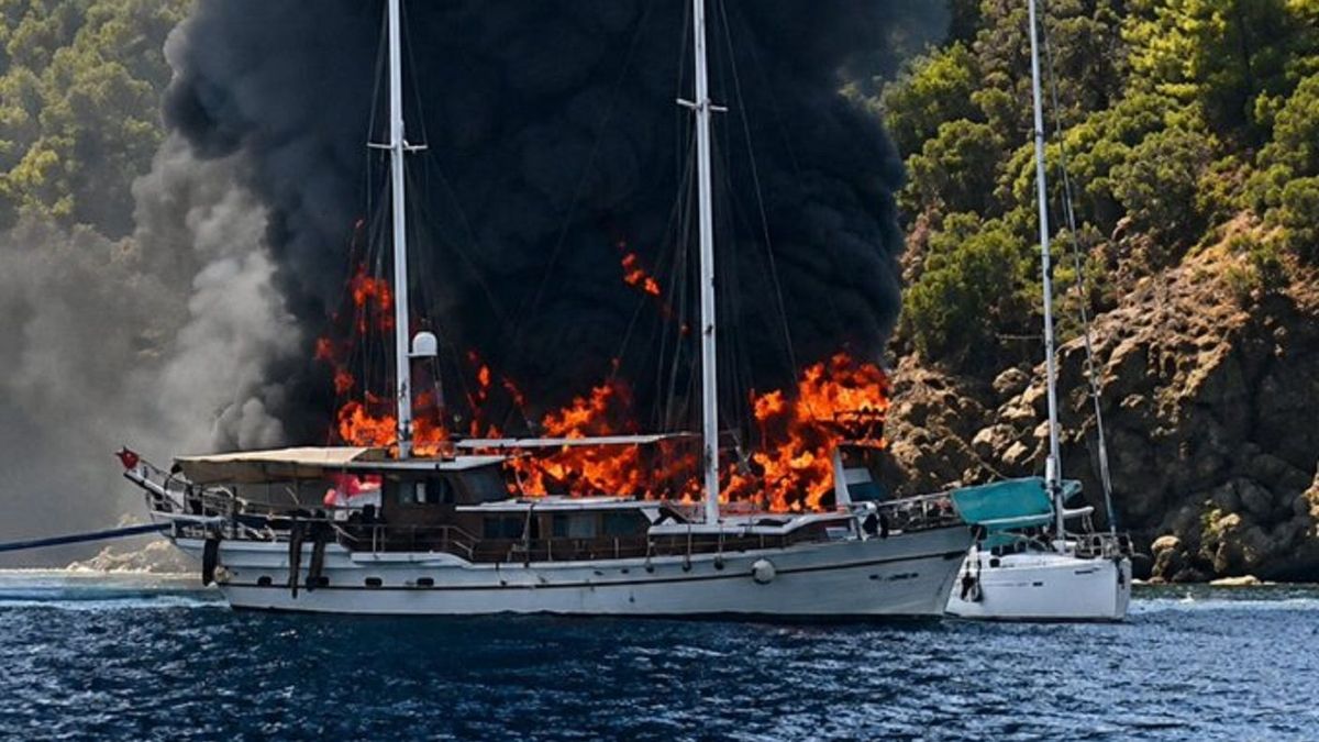 Türkiye açıklarında 115 yolcu taşıyan tekne alev aldı