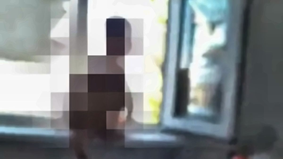 Оралда полицей бесінші қабаттағы ашық терезенің алдында тұрған баланы құтқарды