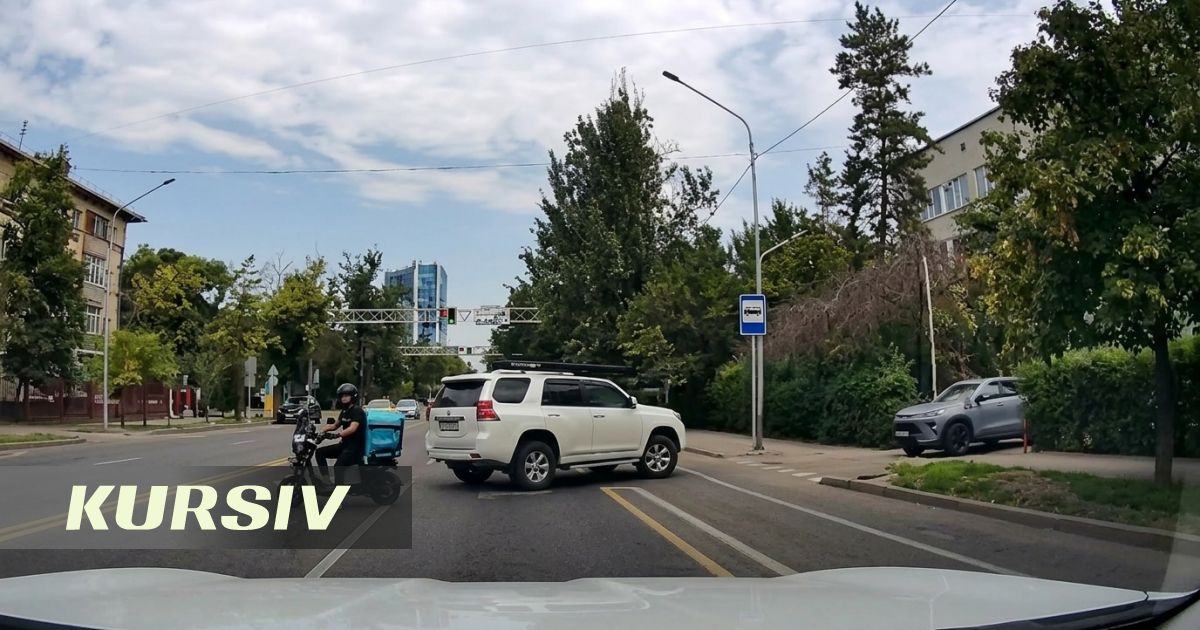 Алматыда электровелосипедтегі курьер қауіпті маневр жасады