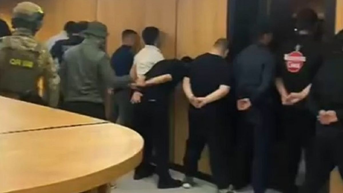 Обыск в ночном клубе Актобе: 17 человек доставлены в полицию