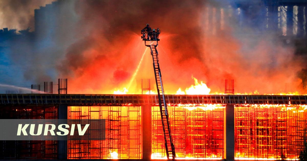Казахстанец скончался после пожара на стройке в Омске