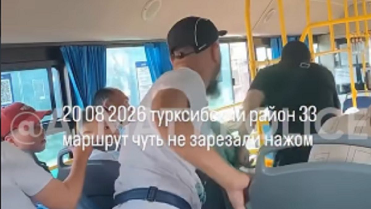 Жесткая драка с ножом в автобусе Алматы попала на видео