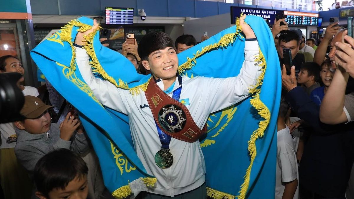 Kazakhstan's World Champion Receives Car Keys