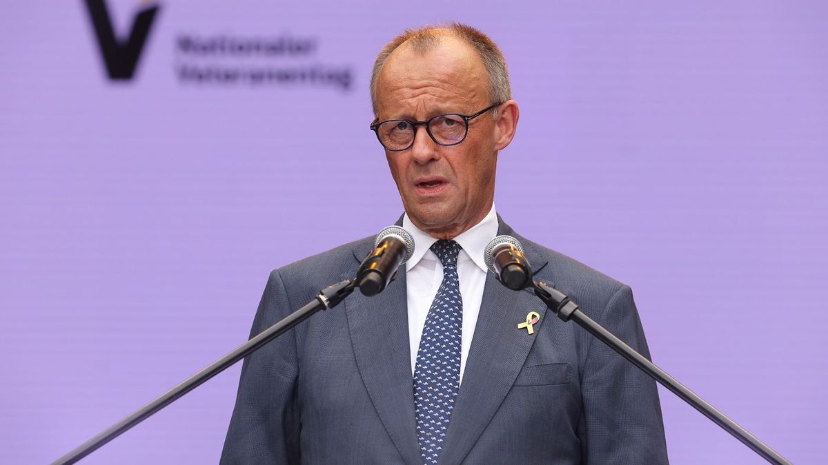 Германия канцлерін демалыстан кейінгі алғашқы жұмыс күнінде ысқырды